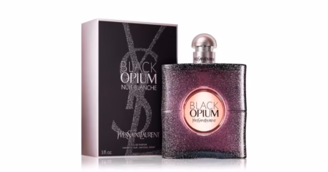 Yves Saint Laurent Black Opium Nuit Blanche върху светъл фон, подчертаващ модерния и чувствен характер