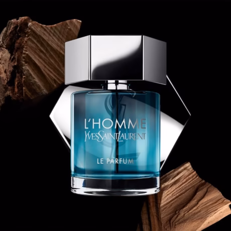 Yves Saint Laurent L’Homme Le Parfum върху тъмен фон, подчертаващ дървесния и интензивен характер