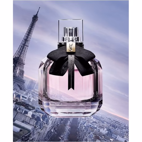 Yves Saint Laurent Mon Paris в романтична композиция с цветя и плодови акценти