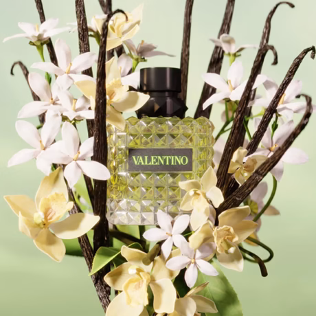 Valentino Donna Born In Roma Green Stravaganza е модерен дамски аромат с флорални, свежи и дървесни нотки.
100% оригинален парфюм с гарантирано качество, наличен на супер цена с бърза доставка в цяла България.
