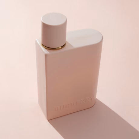 Детайлен изглед на Burberry Her Intense флакон в розов цвят