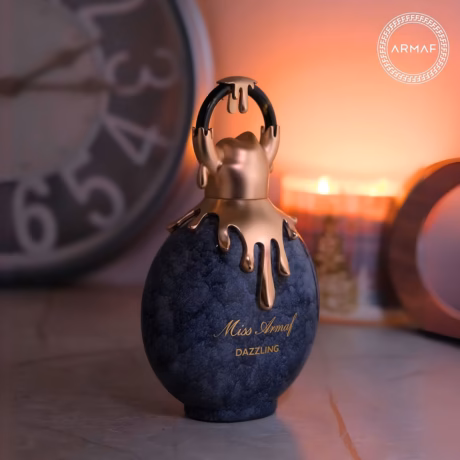 Лайфстайл снимка на Miss Armaf Dazzling върху тоалетка с естествена светлина и цветя на заден план.