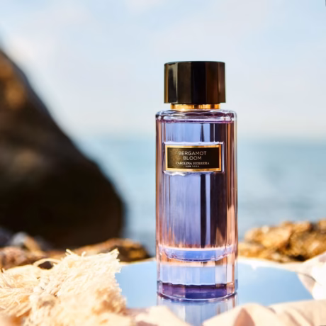 Свеж аромат Carolina Herrera Bergamot Bloom върху светъл елегантен фон