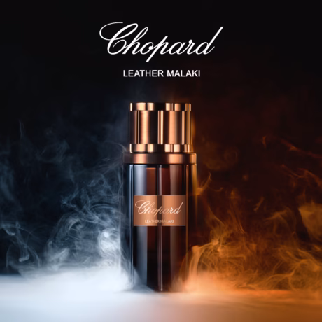Chopard Leather Malaki върху тъмен фон, подчертаващ кожения и дървесен характер