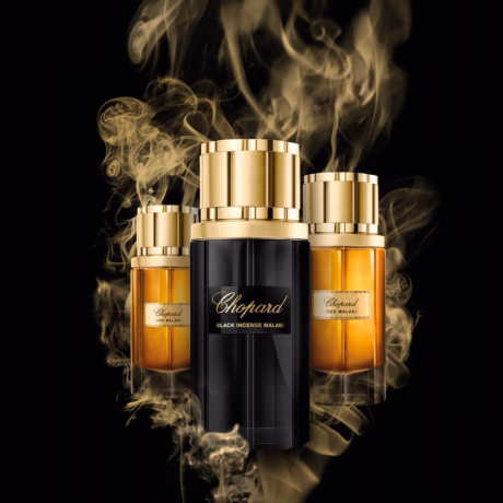 Chopard Black Incense Malaki върху тъмен фон, подчертаващ опушения и интензивен характер
