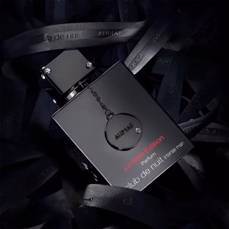 Интензивен аромат Armaf Club de Nuit Man Intense Limited Edition върху тъмен фон