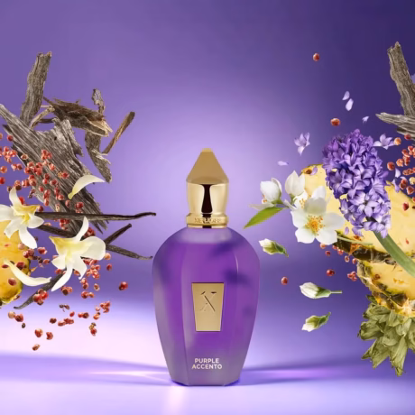 Флакон Xerjoff Purple Accento върху светъл фон с акцент върху лилавия дизайн
