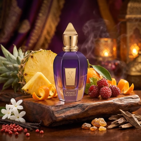 Xerjoff Purple Accento Eau de Parfum – нишов лилав флакон с луксозен дизайн, заобиколен от свежи тропически плодове като ананас и цитруси върху ярък фон