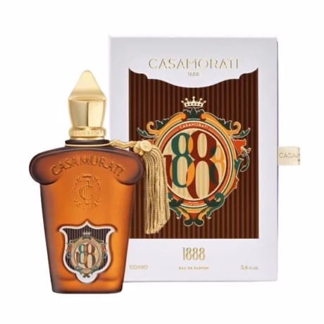 Флакон Xerjoff Casamorati 1888 върху тъмен луксозен фон с акцент върху дизайна