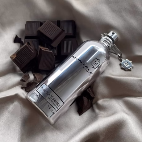 Montale Chocolate Greedy нишов аромат с гурме характер върху елегантен фон