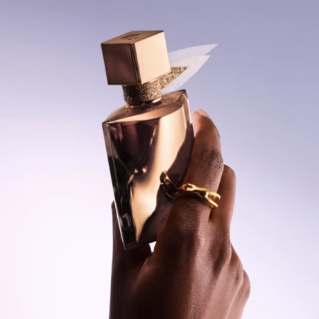 Lancôme La Vie Est Belle L’Extrait е изискана и по-интензивна интерпретация на емблематичния аромат, съчетаваща флорални, гурме и дървесни акорди. 100% оригинален парфюм с гарантирано качество, наличен на супер цена с бърза доставка в цяла България.