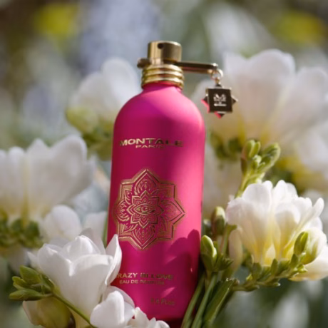 Montale Crazy In Love оригинален нишов аромат върху стилен фон