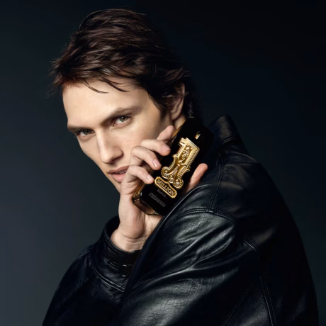 Rabanne 1 Million Black е интензивен и съблазнителен мъжки Eau de Parfum с ориенталско-плодов и дървесен характер.