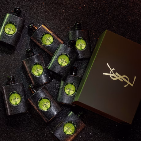 Yves Saint Laurent Black Opium Illicit Green оригинален дамски аромат върху стилен фон