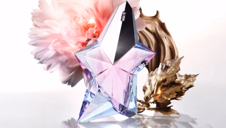Mugler Angel Eau de Toilette оригинален дамски аромат върху елегантен фон