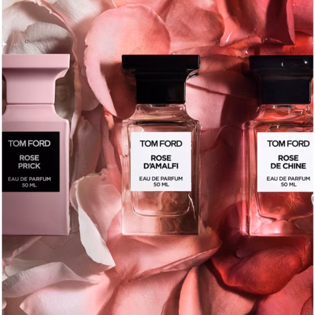 TOM FORD Rose d'Amalfi Eau de Parfum е изискан унисекс аромат с нежно цветно и свежо звучене. Композицията съчетава италиански бергамот, розов пипер, роза и хелиотроп. Топлите бадемови нюанси придават мекота и чувственост на този елегантен парфюм.  100% оригинален парфюм с гарантирано качество, наличен на супер цена с бърза доставка в цяла България.