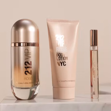 Комплект Carolina Herrera 212 VIP Rosé е стилен подарък за жени, които обичат свежи и женствени аромати. Парфюмът съчетава Champagne Rosé, розов пипер, прасковен цвят, рози, мускус и Queenwood. 100% оригинален парфюм с гарантирано качество, наличен на супер цена с бърза доставка в цяла България.