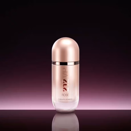 Комплект Carolina Herrera 212 VIP Rosé е стилен подарък за жени, които обичат свежи и женствени аромати. Парфюмът съчетава Champagne Rosé, розов пипер, прасковен цвят, рози, мускус и Queenwood. 100% оригинален парфюм с гарантирано качество, наличен на супер цена с бърза доставка в цяла България.