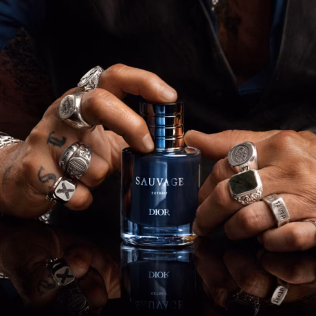 Dior Sauvage Extrait мъжки парфюм с елегантен тъмносин флакон и луксозен дизайн