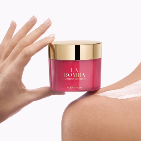 Carolina Herrera La Bomba – крем за тяло с екзотичен драконов плод, божур и слънчева ванилия.